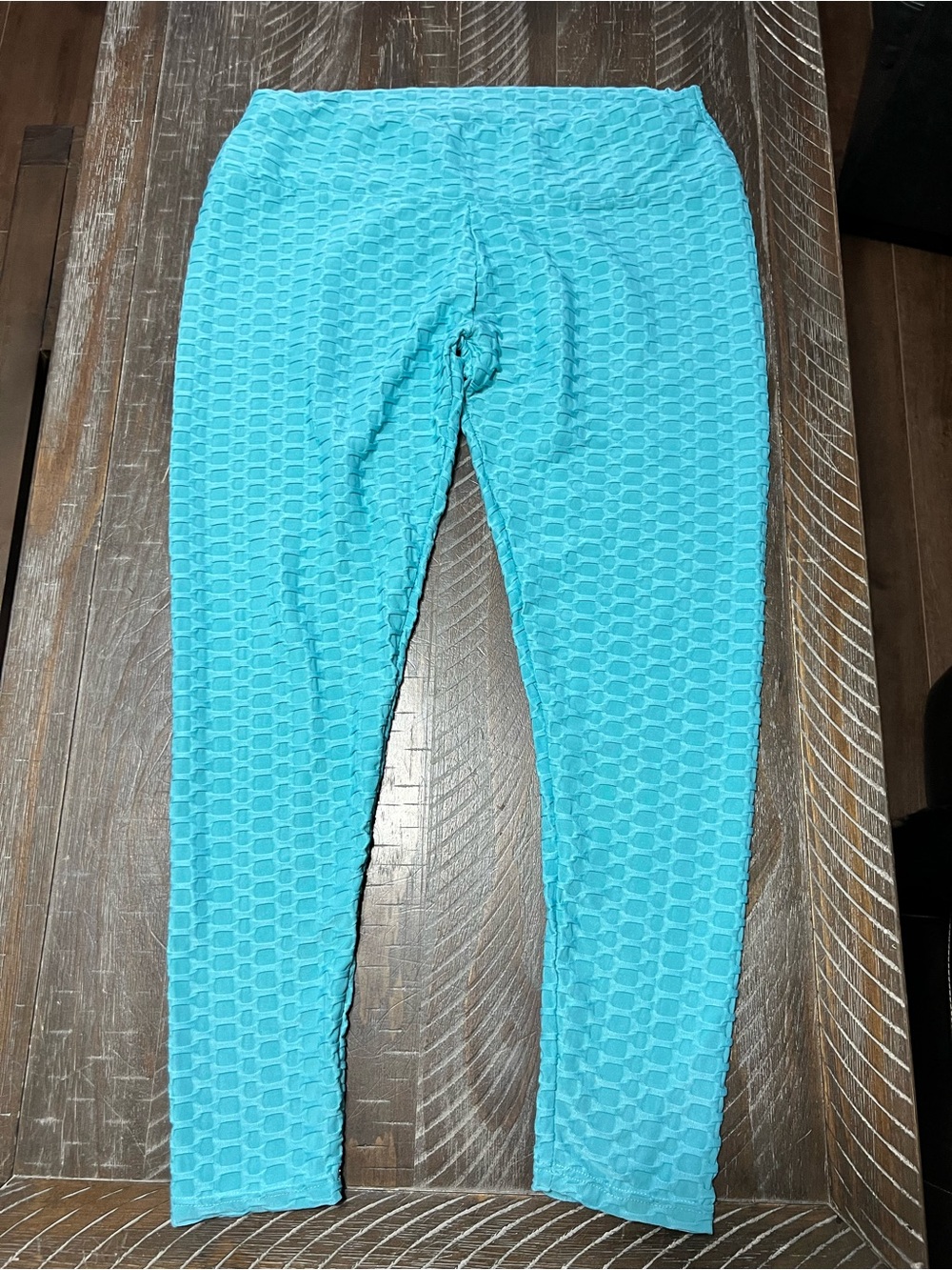 Famous butt lifting ladies Aqua Textured Leggings. XL.